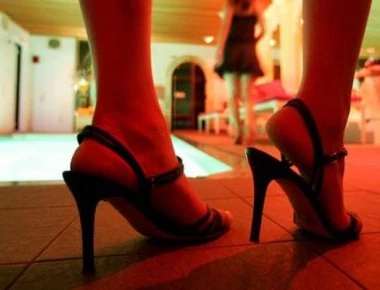 Αυτό είναι το χωριό της «ακολασίας» με 1.800 ιερόδουλες! (βίντεο)